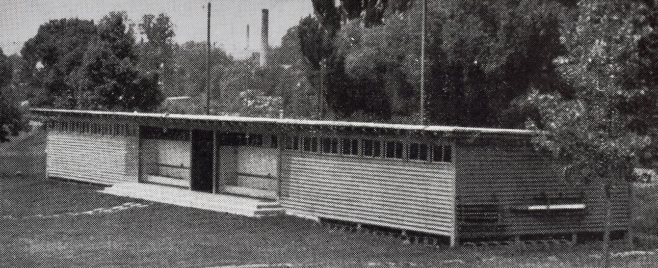 Umziehgebäude 1943 errichtet. Die Spieler mussten sich fortan nicht mehr in der Sihl und am Brunnen beim Restaurant Kantine waschen. (Foto aus Jubiläumsschrift im Stadtarchiv Zürich)