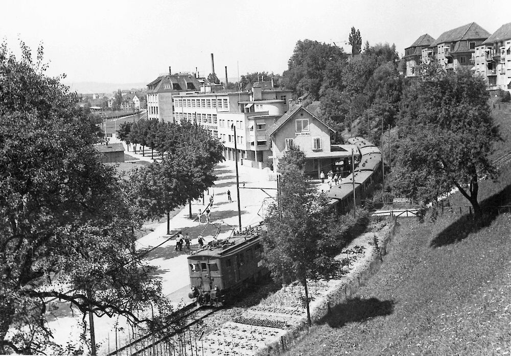 Die Station Brunau 1942. Die Bahn und die Strasse verlaufen am Rand der Allmend. (Foto: BAZ)