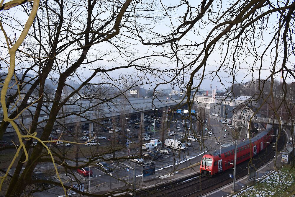 Heute: Statt Allmend Autobahn, Strassen und Parkplätze. (Foto: weingartenexpo)
