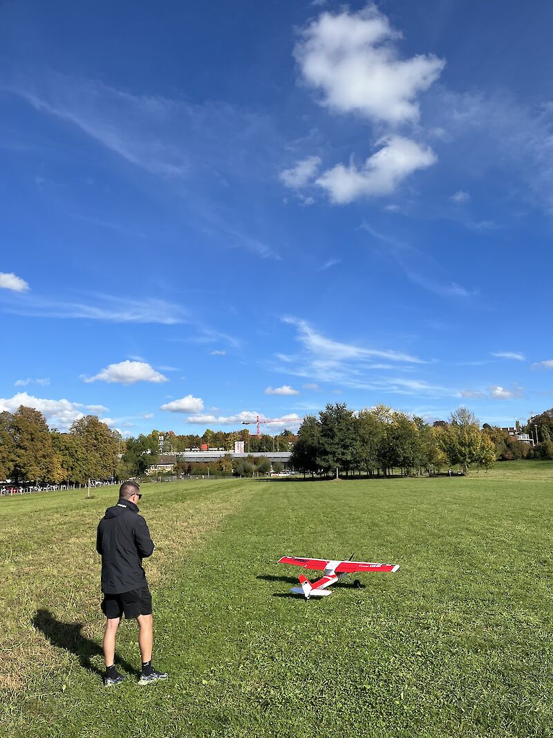 Auf der Allmend können die gesetzlich verlangten Sicherheitsvorschriften von 100 Metern zu Menschenansammlungen und der ständige Sichtkontakt gut eingehalten werden. (Foto: weingartenexpo)