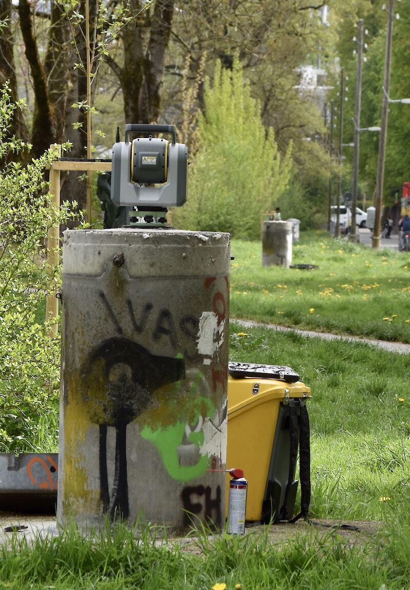 Die Pfeiler stehen in genau abgemessenen Distanzen in gerader Linie hintereinander. (Foto: weingartenexpo)