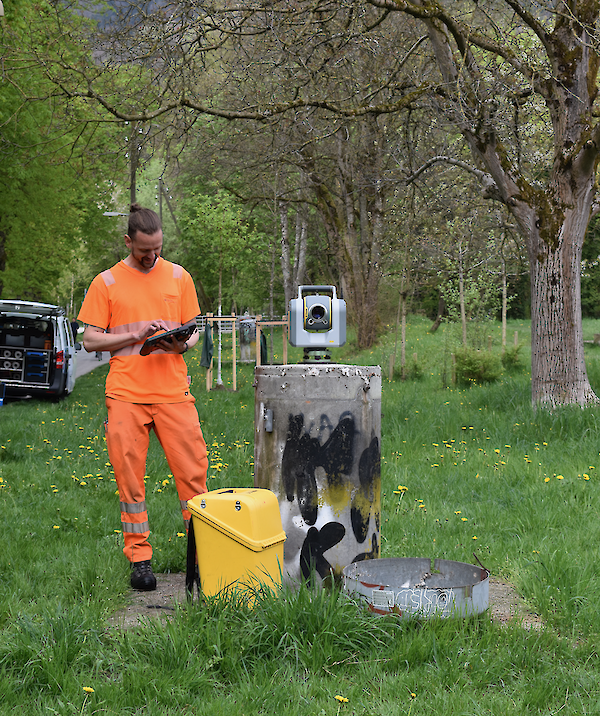 Zur Durchführung der Einstellung der Geräte werden die Deckel der Pfeiler entfernt und die Messgeräte exakt auf den Messpunkt auf der Oberseite des Pfeilers gestellt. (Foto: weingartenexpo)