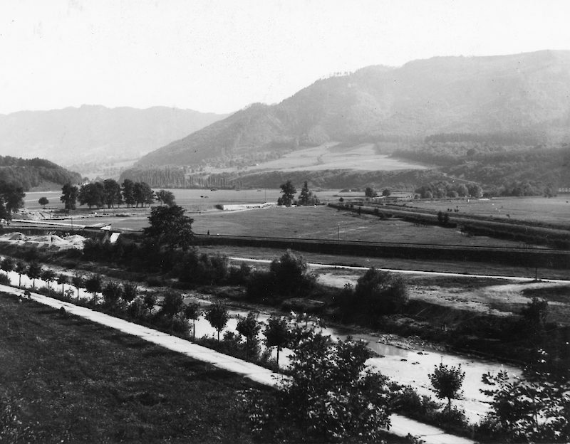 Die Allmend 1897. Im Vordergrund Lessingstrasse und Sihl (heute darüber die Sihlhochstrasse), Bildmitte Trassee SZU, rechts Sihlkanal, im Hintergrund Höckler (Foto: BAZ)