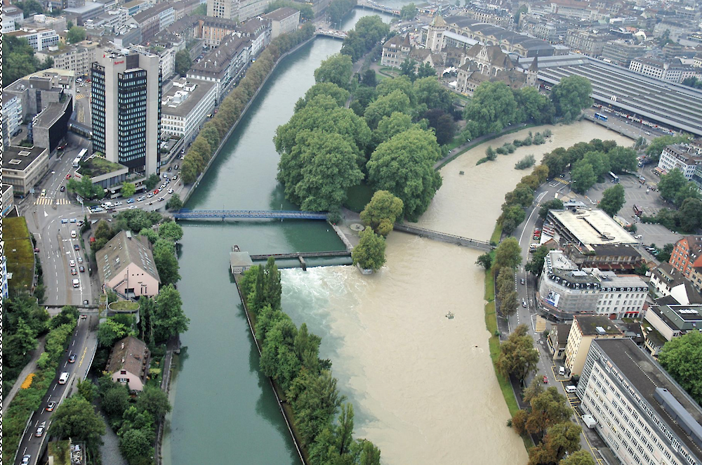 Zusammenfluss von Sihl (rechts) in die Limmat beim Platzspitz. (Foto: Kapo Zürich)