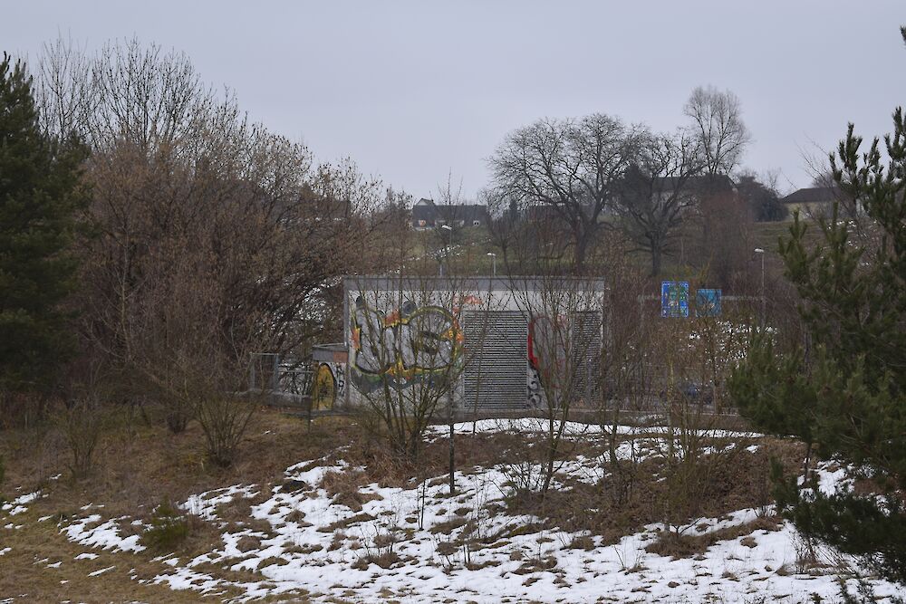 Auf der Seite der Allmend ragt nur der oberste Teil des Notaustieges aus der Erde. (Foto weingartenexpo)