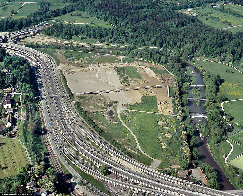 Heute belegen 14 Spuren für Autos, 3 Trennbereiche mit Leitplanken, 2 Trottoirs/Velowege und ein Bahntrassee Land, das ursprünglich Allmend war. (Foto: Heinz Leuenberger)