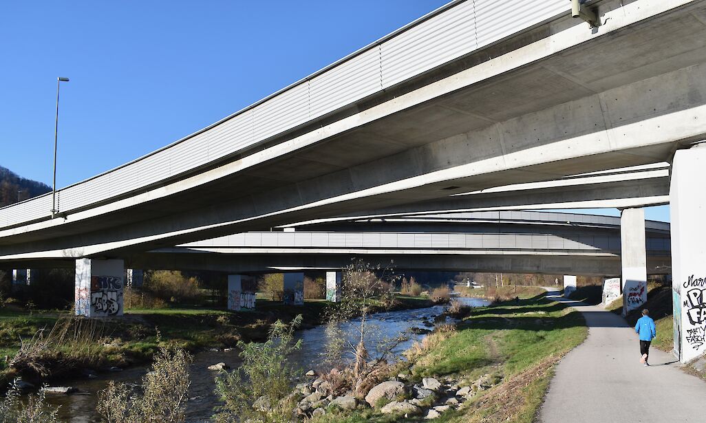 Das Autobahndreieck Zürich-Süd lastet über der Sihl. (Foto: weingartenexpo)