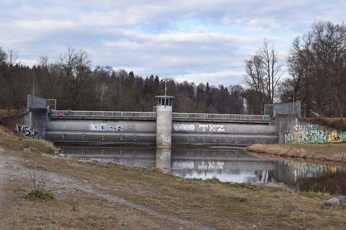 Die stählernen Schürzen können bei Eisgang auf die Sihl gesenkt werden. (Foto: weingartenexpo)