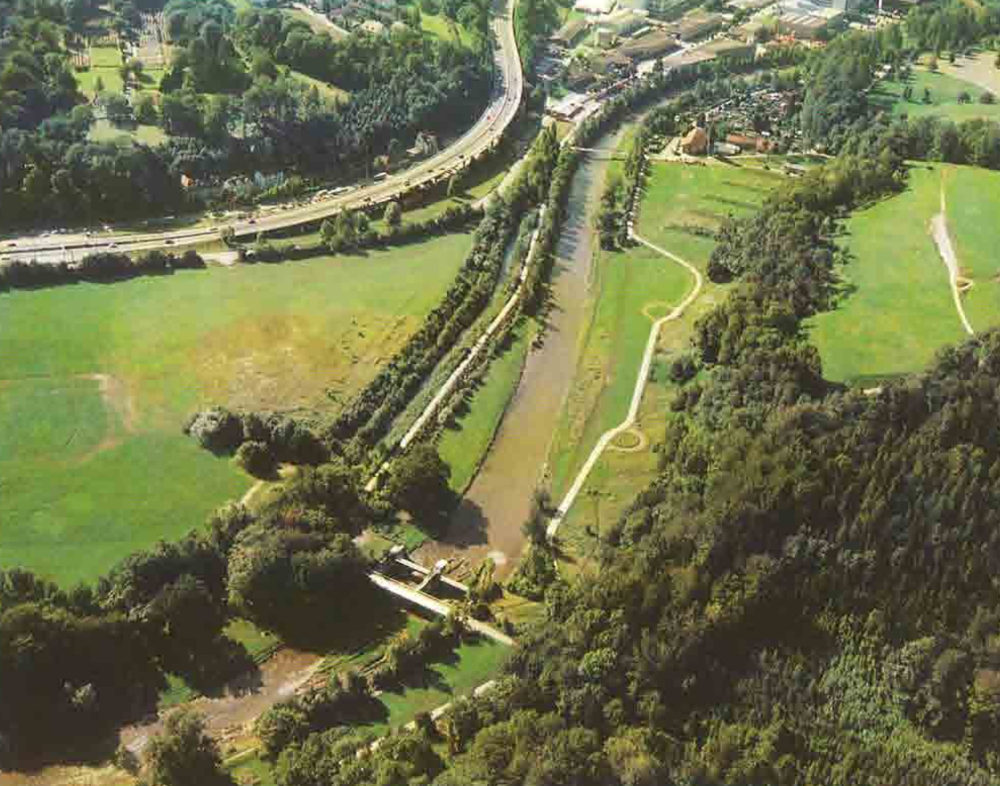 1997: Die Allmend noch ohne Autobahnbrücken, die Sihl noch kanalisiert. (Foto: Blätter der Vereinigung Pro Sihltal 47/1997)