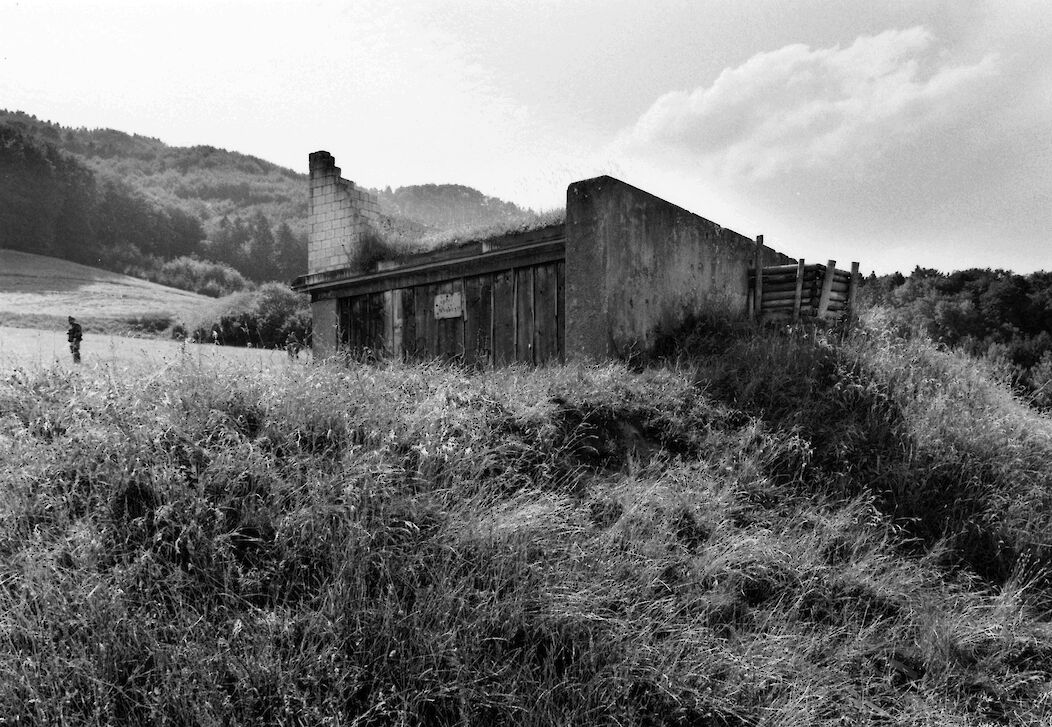 Bis zur Verlegung des Waffenplatzes Zürich nach Urdorf 1987 war der Höckler militärisches Gelände. Gebäude zur Übung des Nahkampfes. (Foto: BAZ)